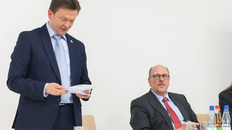 Jürgen Berkei bei der Be­grü­ßung der Gäste